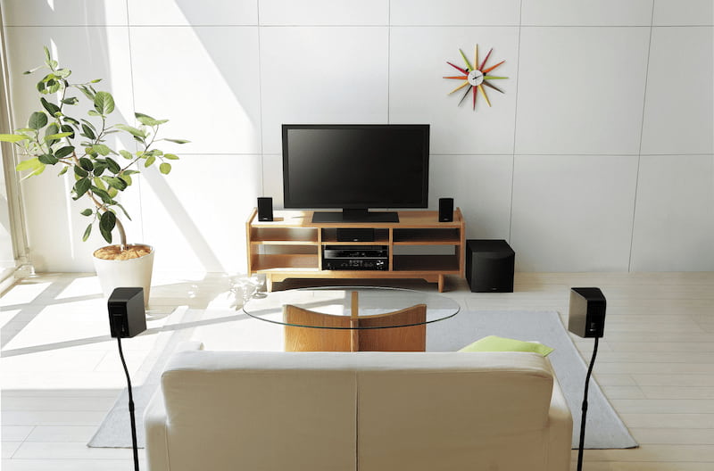 Hemmabio vardagsrum med TV och surroundsystem