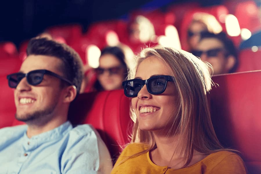 2 personer med 3D-glasögon på biografen